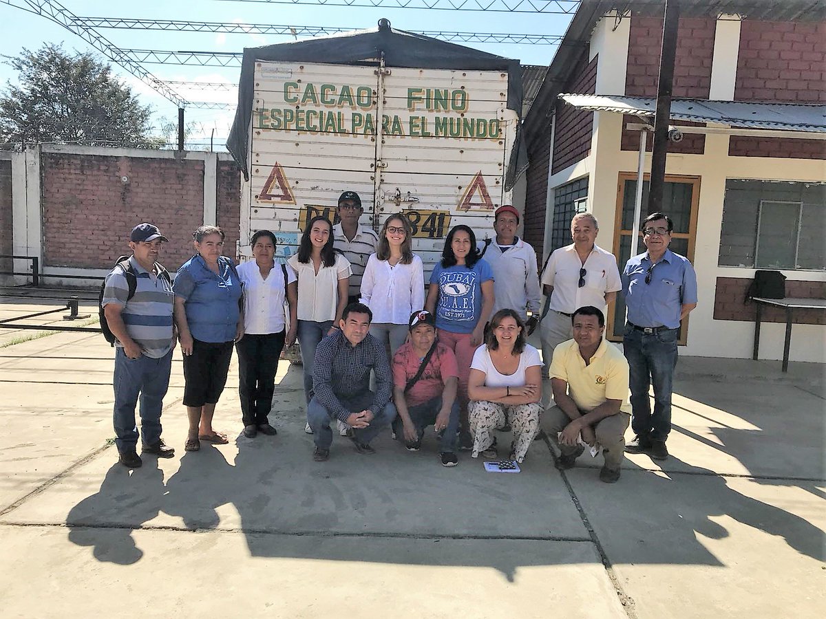 ESADEAlumni's tweet photo. 🇵🇪Voluntariado internacional en #Perú! #ESADESocial trabaja por la generación de economía productiva en países en vías de desarrollo a los que contribuyen los alumni, llamado proyecto Together al gestionarse con ESADESUD. ¡Descúbre más en la última eMagazine de #ESADEAlumni! https://t.co/Lj77bLs80G