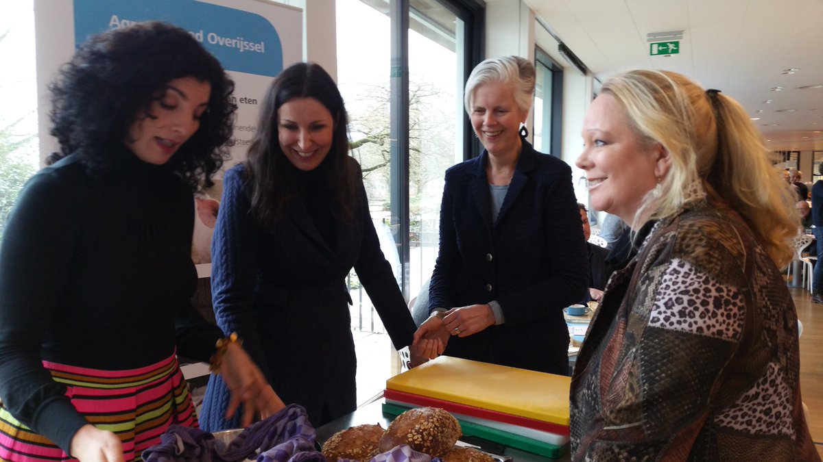 Koken met sterren in <a href="/provoverijssel/">Provincie Overijssel</a> Gedeputeerden <a href="/AnnemiekeTraag/">Annemieke Traag</a> <a href="/MoniquevanHaaf/">Monique van Haaf</a> en <a href="/HesterMaij/">Hester Maij</a> koken in de plaza van het provinciehuis met <a href="/NadiaZerouali/">Nadia Zerouali</a> ihkv #nationaleweekzondervlees