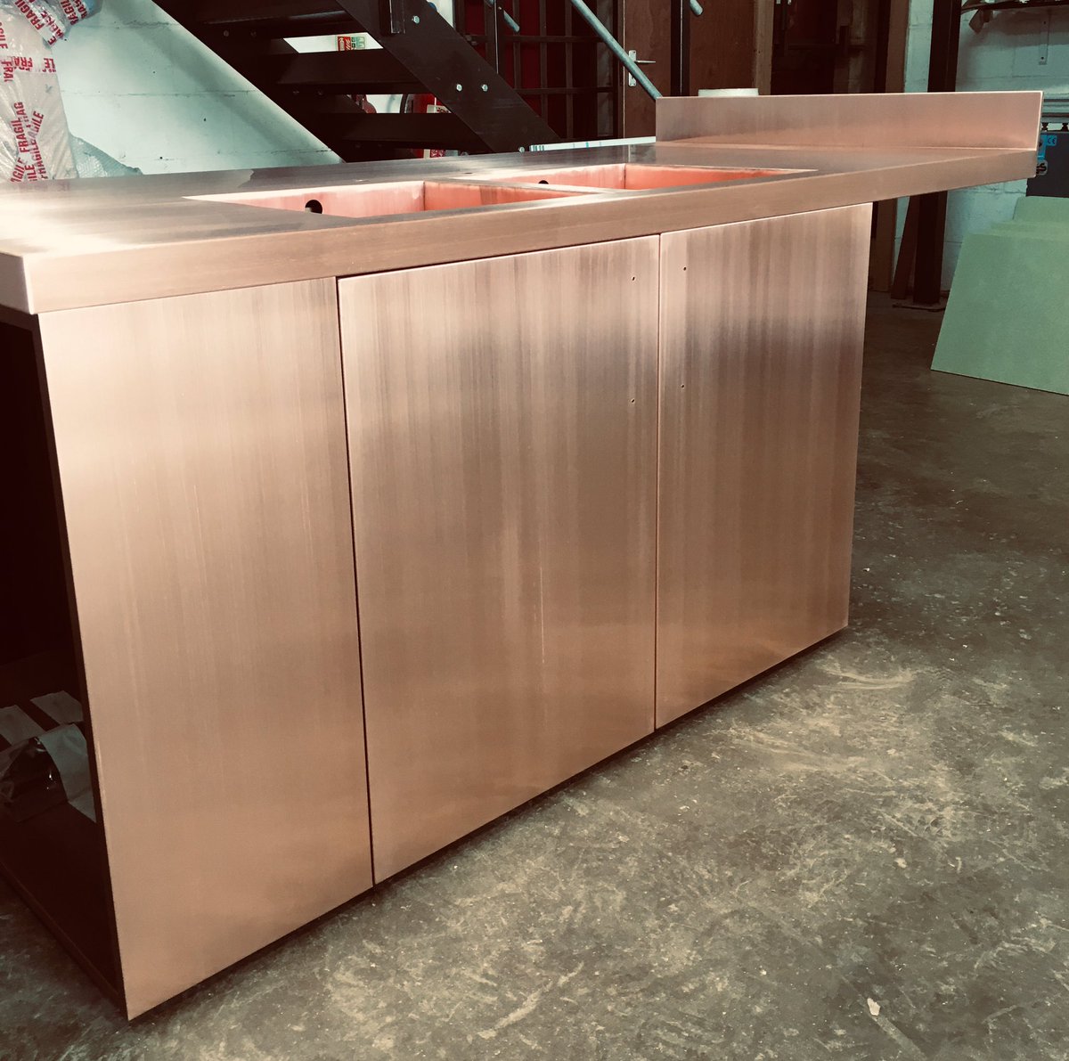 mpmengineering's tweet image. 🤞🏼we get some images of this #copper #kitchenisland installed, it’s soon to be on its way up to #scotland it has open shelving on both the end and reverse side #ukcopperworktops #patina #copperpatina #sink #coppersink #uk #london #interiordesign #worktops #kitchendecor #kitchen