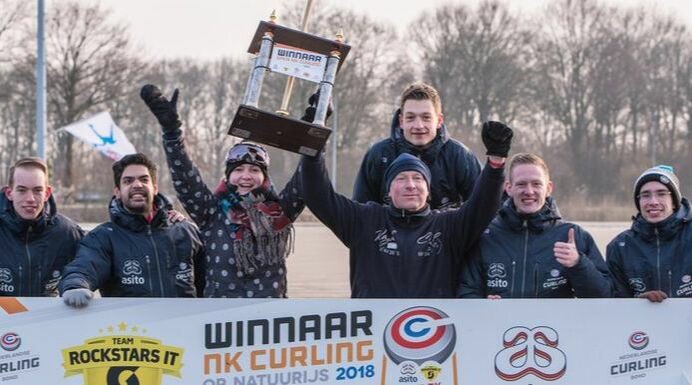 Stem voor de publieksprijs! Wie organiseerde het meest creatieve eventconcept? Bekijk de pitch van het Open NK Curling Op Natuurijs 2018 @TripleDoubleNL: youtu.be/H24M1FWflM8 en stem voor de Gouden Giraffe Publieksprijs via bit.ly/2IY0aHP! #gg18