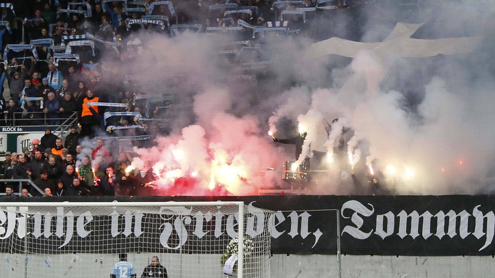 Bengalas en la grada del Chemnitzer en homenaje al hincha fallecido.