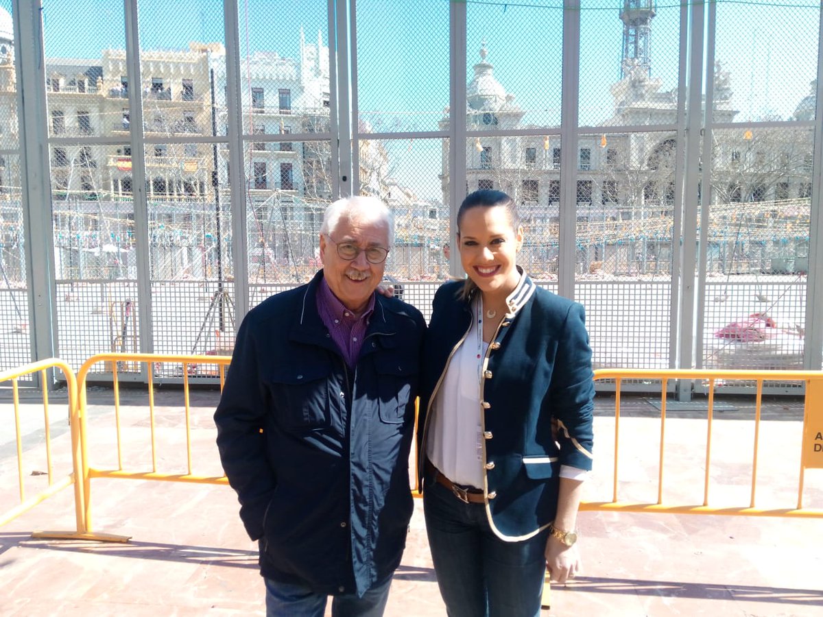 Hoy PACO NADAL y <a href="/RaquelGTamarit/">RaquelGarcíaTamarit</a> de <a href="/EstilMed/">EstilMediterrani</a> no se podían perder la #Mascletà11 👏💥