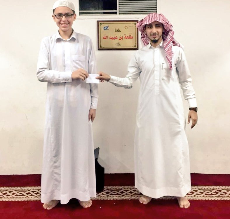 Kfaisal01's tweet photo. 💥 تكريم فرسان الحلقات لشهر صفر لعام ١٤٤٠هـ :-
حلقة طلحة بن عبيدالله:-
الطلاب:-
١/محمد الهادي محمد عمر.
٢/خالد محمد أحمد سليمان.
#حلقات_مسجد_الملك_فيصل
#تكريم_المتميزين
#فرسان_الحلقات
#الطلاب_المتميزين
#تكريم
#جوائز
💫💫💫💫💫💫💫💫💫 https://t.co/9E923cfNHs