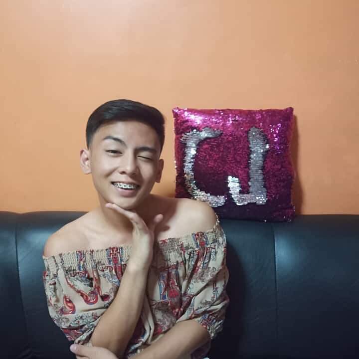 __Clint__'s tweet photo. Kikay na kung kikay HAHA😂 #offshoulderchallenge https://t.co/FxVrj3QBJj