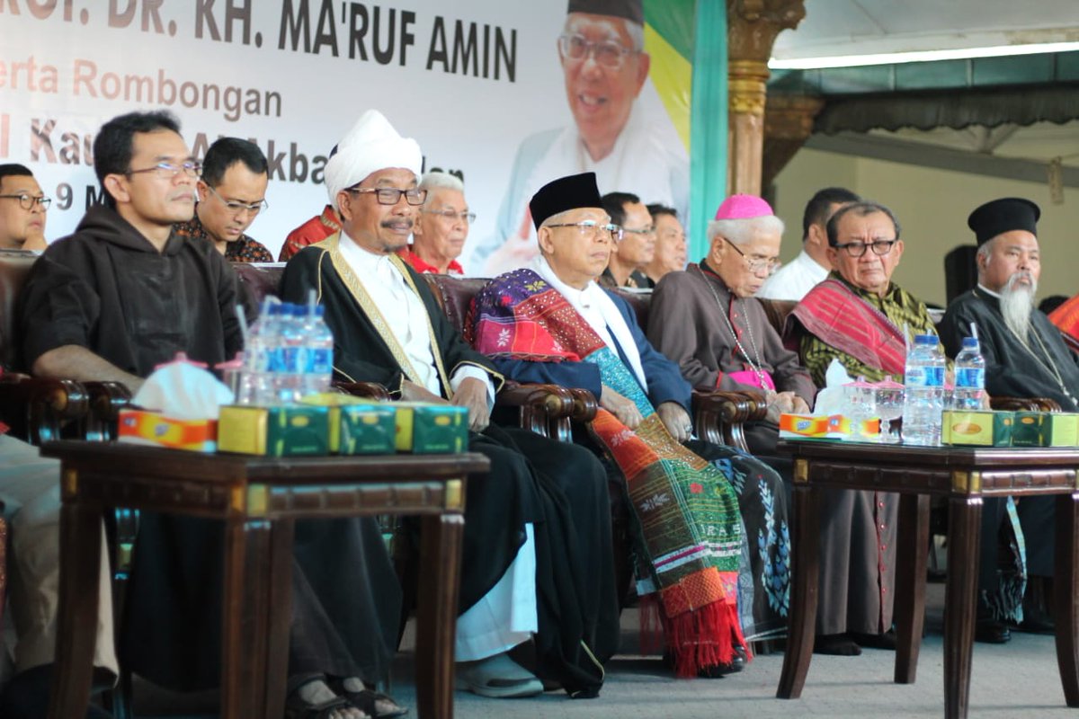 Master_C19's tweet photo. KH Ma'ruf Amin bersilaturahmi dengan para ulama serta petinggi agama Medan di Pesantren Al Kautsar Al Akbar Medan
#MasterC19PortalKMA
#SUKMA
#SatuUntukKMA
#JokowiMarufAmin
#Jokowi1PeriodeLagi
#TakeOffIndonesiaBaru
#MarufAminAdalahKoentji https://t.co/XjmqjMxXTT