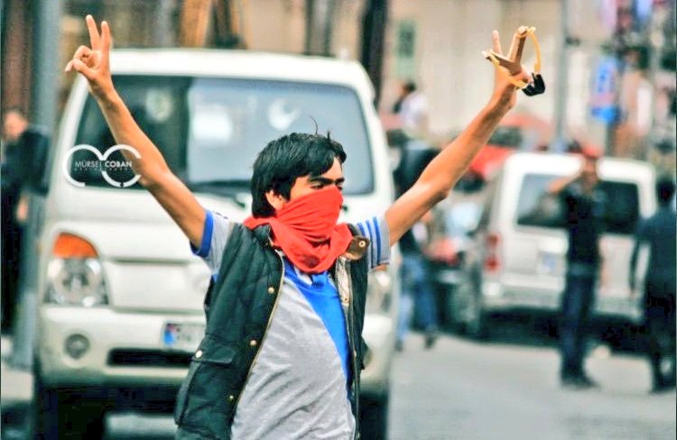 irkinAdam20's tweet photo. #BerkinElvan bir yanda it leş olmuş bir Piç bir yanda da vatan için şehit olmuş aslan parçası. https://t.co/ZtxlBCLcVI