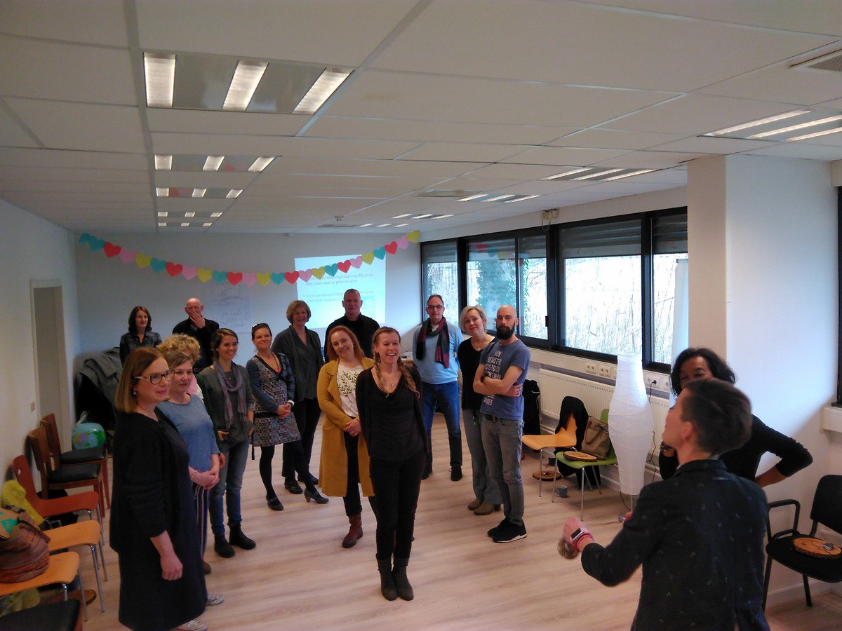 MFO_training's tweet photo. Terugkomdag module 3 -  

 “Eekhoorn!” zei de giraffe.
“Ga je mee?”
 “Waarheen?” vroeg de eekhoorn.
 “Op ontdekkingsreis.” 
“Om wat te ontdekken?”
 “Ja, als ik dat wist was het geen ontdekkingsreis meer.” 

Programma (ochtend)

 Formele oefeningen, zit- loo... https://t.co/JBoO0GKcfP