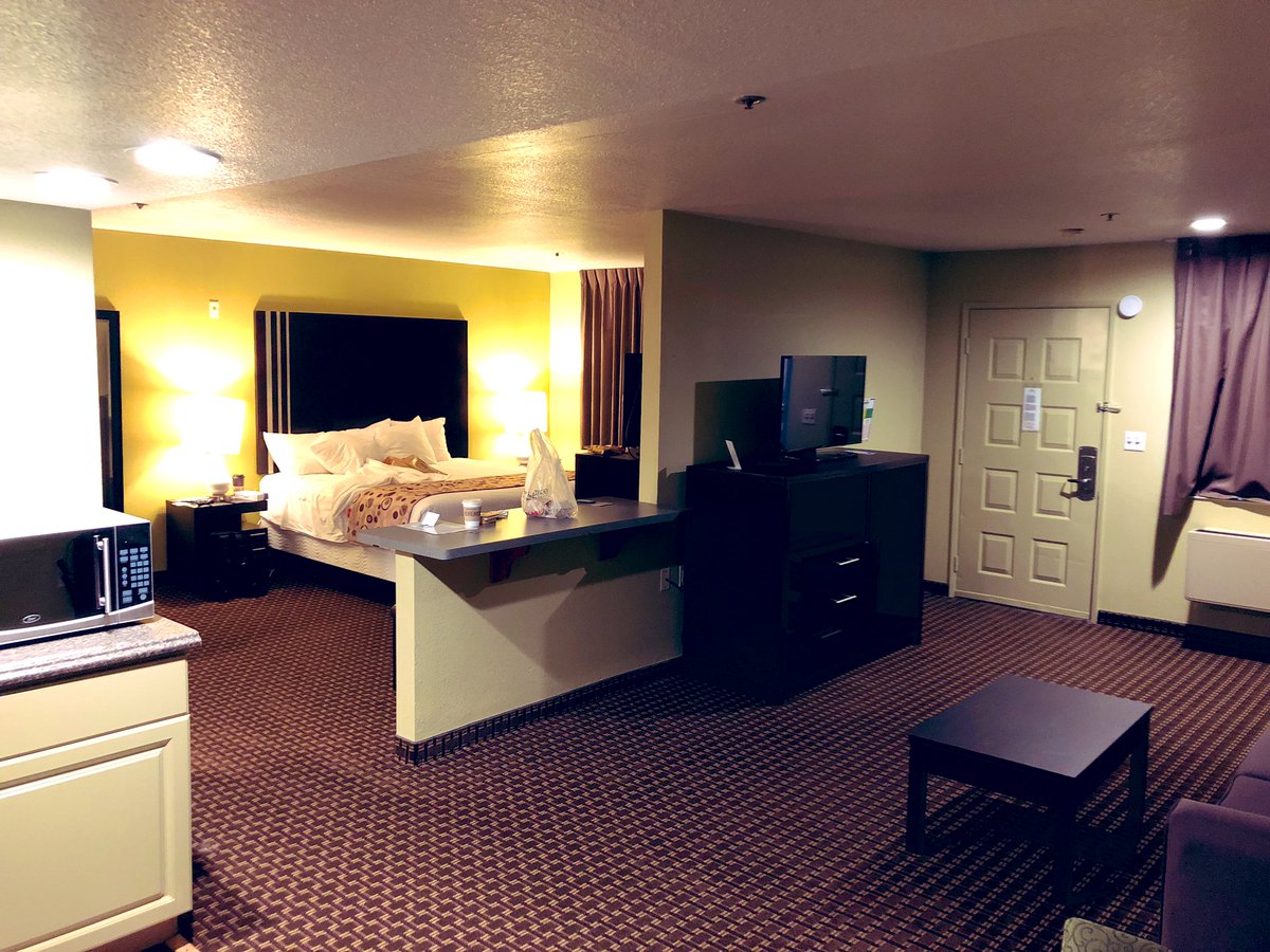 ラブホみたいなホテルやん...