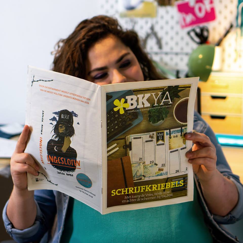 De nieuwe BKYA ligt nu in de winkel! <a href="/YassartVlogs/">YASSart</a> maakte voor ons de prachtige voorkant. Verder besteden we aandacht aan @WriteNow2019, <a href="/YALFestNL/">YALFestNL</a> en interviewden we <a href="/cravingpages/">Joany</a> over haar debuut. Haal dus snel een gratis exemplaar bij jouw boekhandel: boekenkrant.com/boekhandels/