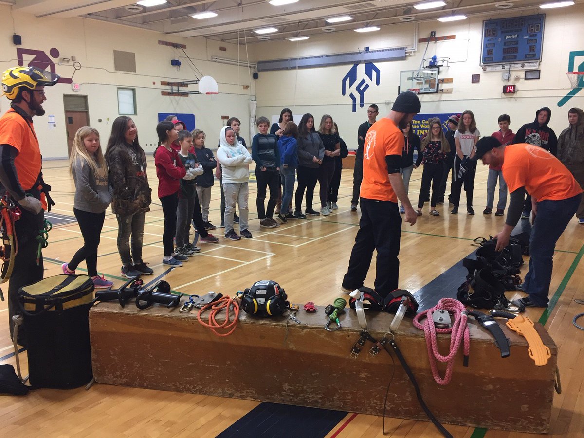 AlgonquinPEM's tweet image. 25 Grade 5-8 students at @Sherwood_PS in Barry's Barry had the opportunity to experience what it's like to be an #Arborist thanks to our Urban Forestry-Arboriculture students. #learningpartnership @RCDSB @Forests_Ontario @TOtrees @AlgonquinColleg @CollegesOntario @1065MooseFM
