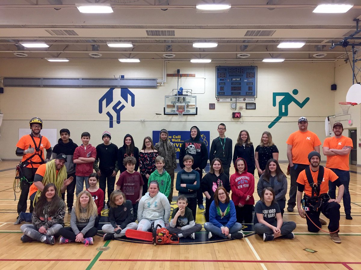 AlgonquinPEM's tweet image. 25 Grade 5-8 students at @Sherwood_PS in Barry's Barry had the opportunity to experience what it's like to be an #Arborist thanks to our Urban Forestry-Arboriculture students. #learningpartnership @RCDSB @Forests_Ontario @TOtrees @AlgonquinColleg @CollegesOntario @1065MooseFM