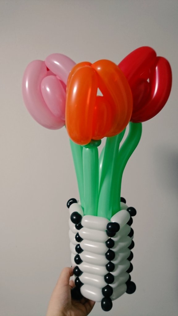 風船屋 律 花瓶もまるごとバルーンで チューリップに見えるかな バルーンフラワー 風船 バルーンアート T Co Rivlgenulj Twitter