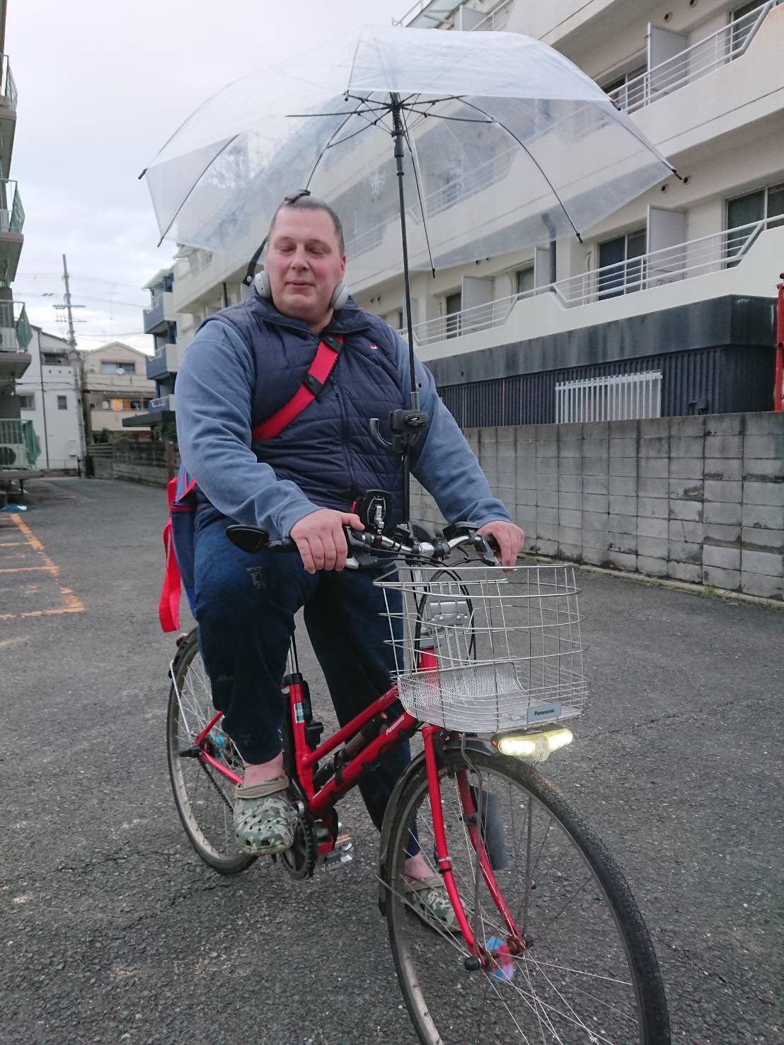 常盤山部屋 自転車用傘固定器具 さすべえ を活用しつつ某外資系倉庫型卸売業の社名入りバッグでお出掛けする舛東欧 舛東欧 今場所は大嶽部屋の坂井さんとともに貴ノ富士の付け人を務めています Sumo T Co Oil391aw7f Twitter