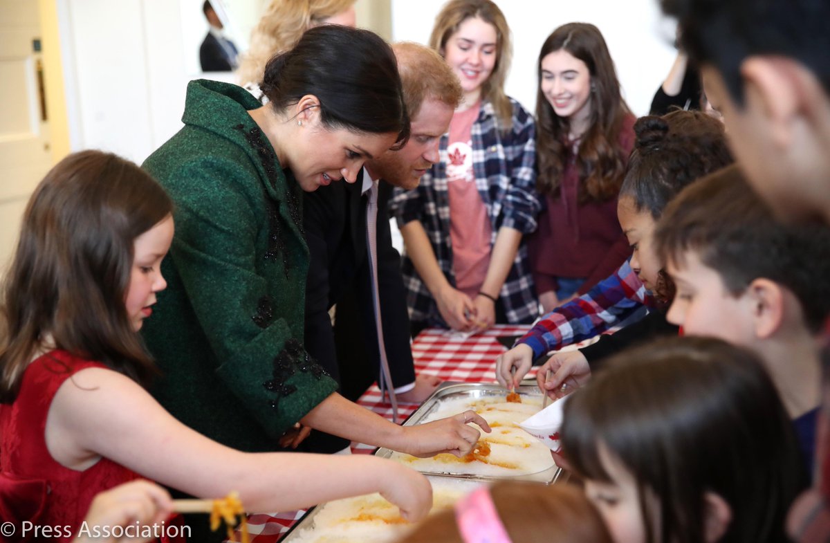 KensingtonRoyal's tweet image. 🇨🇦🇬🇧 Thank you to the young Canadians at @CanadianUK @CanadienRU for sharing the Canadian spring tradition of making maple taffy with The Duke and Duchess of Sussex!

#CommonwealthDay #ConnectedCommonwealth