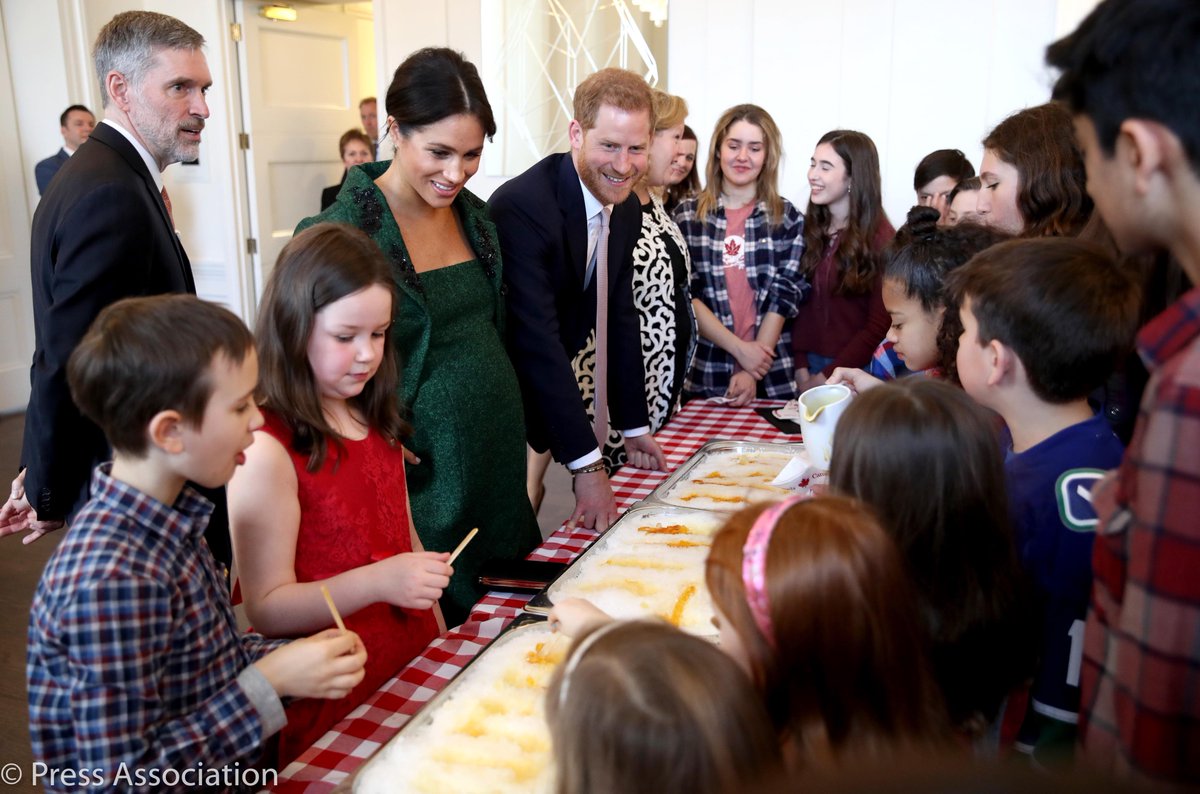 KensingtonRoyal's tweet image. 🇨🇦🇬🇧 Thank you to the young Canadians at @CanadianUK @CanadienRU for sharing the Canadian spring tradition of making maple taffy with The Duke and Duchess of Sussex!

#CommonwealthDay #ConnectedCommonwealth