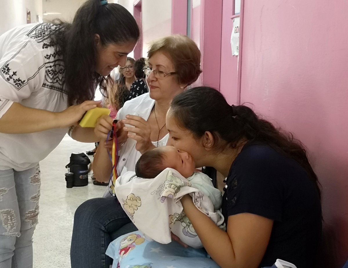 HospitalPablo's tweet photo. Con la práctica de sesiones de orientación a padres, 25 profesionales del hospital San Pablo finalizaron curso de cuidado para el desarrollo infantil https://t.co/Pg1SRFrGDF https://t.co/KNsafuV8Tx