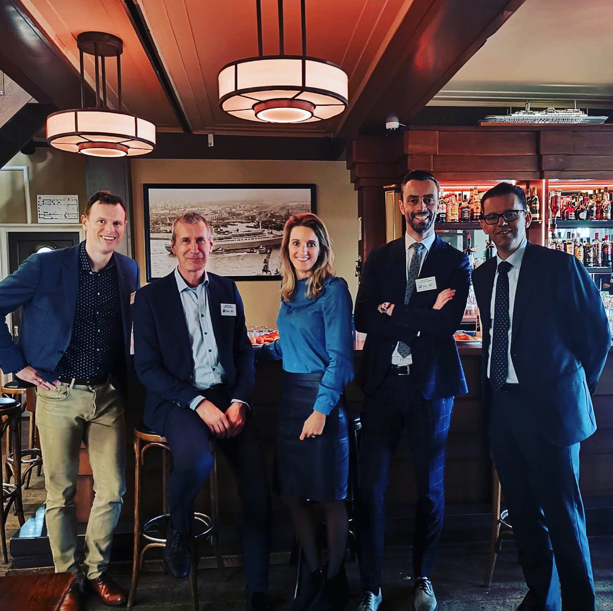 Rotterdam Loves Breakbulk! Dit team vormt samen met bedrijven uit onze havenregio de Rotterdamse #Breakbulk Community. Sluit je ook aan! Als collectief zetten we onze haven op de kaart als dé Breakbulk haven van Europa bit.ly/2F3lGXZ #RotterdamMakeItHappen