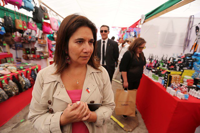 RodrigoOgalde's tweet photo. Encuesta para los que viven en la provincia de San Antonio. ¿Cómo cree ha sido la gestión de la gobernadora provincial de San Antonio @gaby_alcalde a un año de asumir el cargo?  Buena/RT  Mala/FAV https://t.co/gYyMVvv8HV