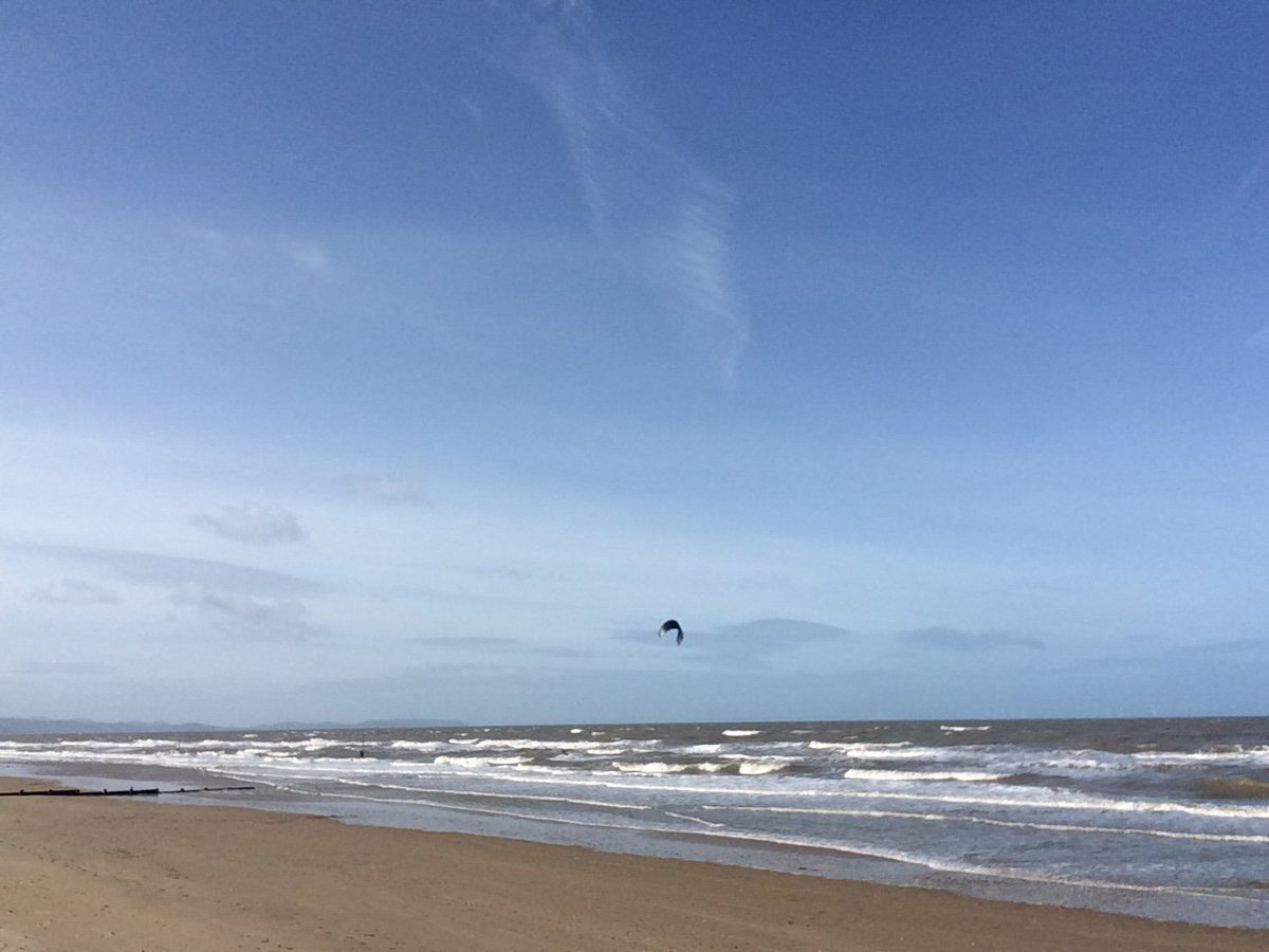 johnnyh8's tweet photo. snow in #Snowdonia, chilly winds gusting across the #NorthWales coast & someone #kitesurfing in #Rhyl #WalesinSpring @ProKitesurfing https://t.co/XFZYHVIUKG