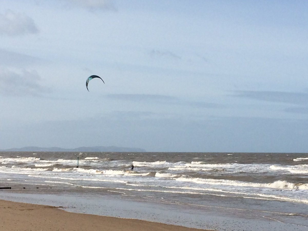 johnnyh8's tweet photo. snow in #Snowdonia, chilly winds gusting across the #NorthWales coast & someone #kitesurfing in #Rhyl #WalesinSpring @ProKitesurfing https://t.co/XFZYHVIUKG