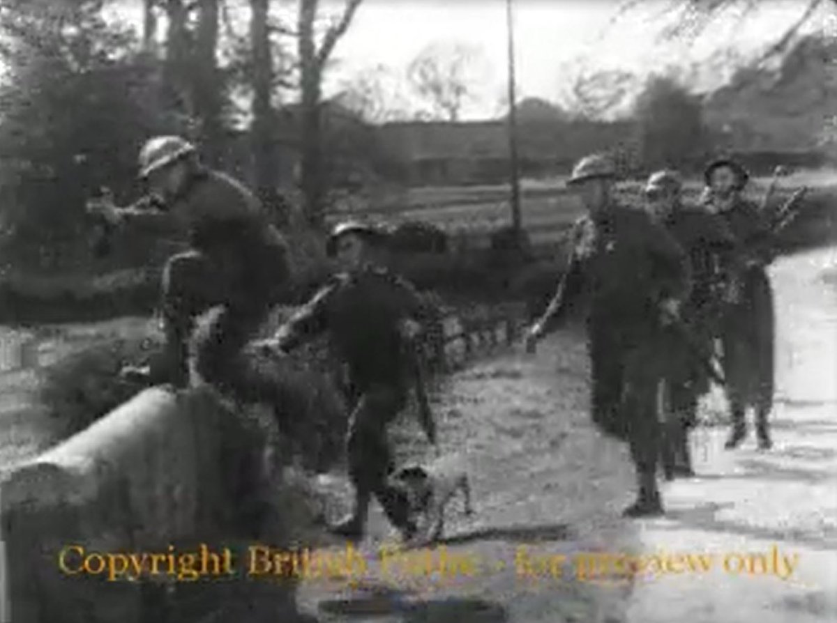 So the pictures are from Southampton, but that leaves the first half of the Pathe video to locate. There& #39;s a mix of scrub and fields, so looks like the periphery of the   #NewForest to me. Does anyone recognise the hill or the house the soldiers start in?  https://www.britishpathe.com/video/bac...