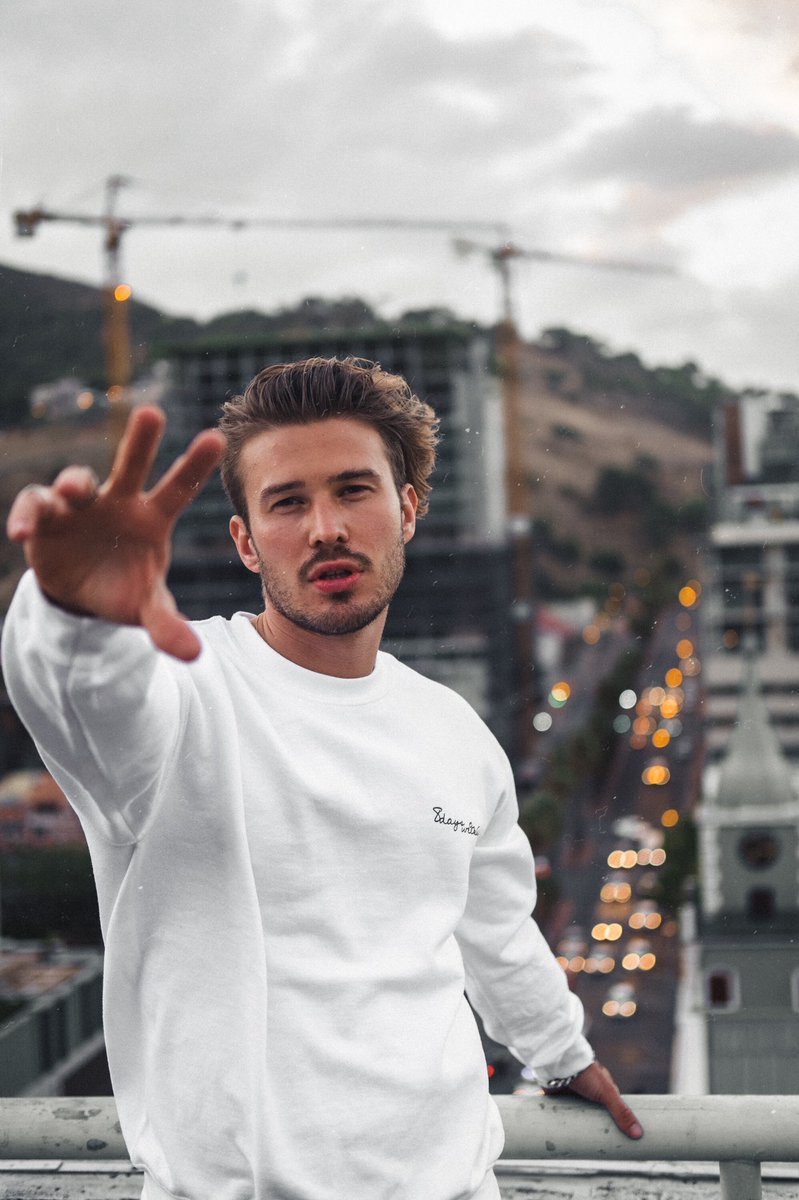 bartzchelsea's tweet photo. Taking it back to last week’s suburban sunset shoot with Dennis Glanz. I’ve been trying to track down this specific rooftop for months now &amp; finally found it!
#rooftopsessions #capetownrooftops #capetownsunsets #portraits #rooftops https://t.co/sg9NnBCHjo