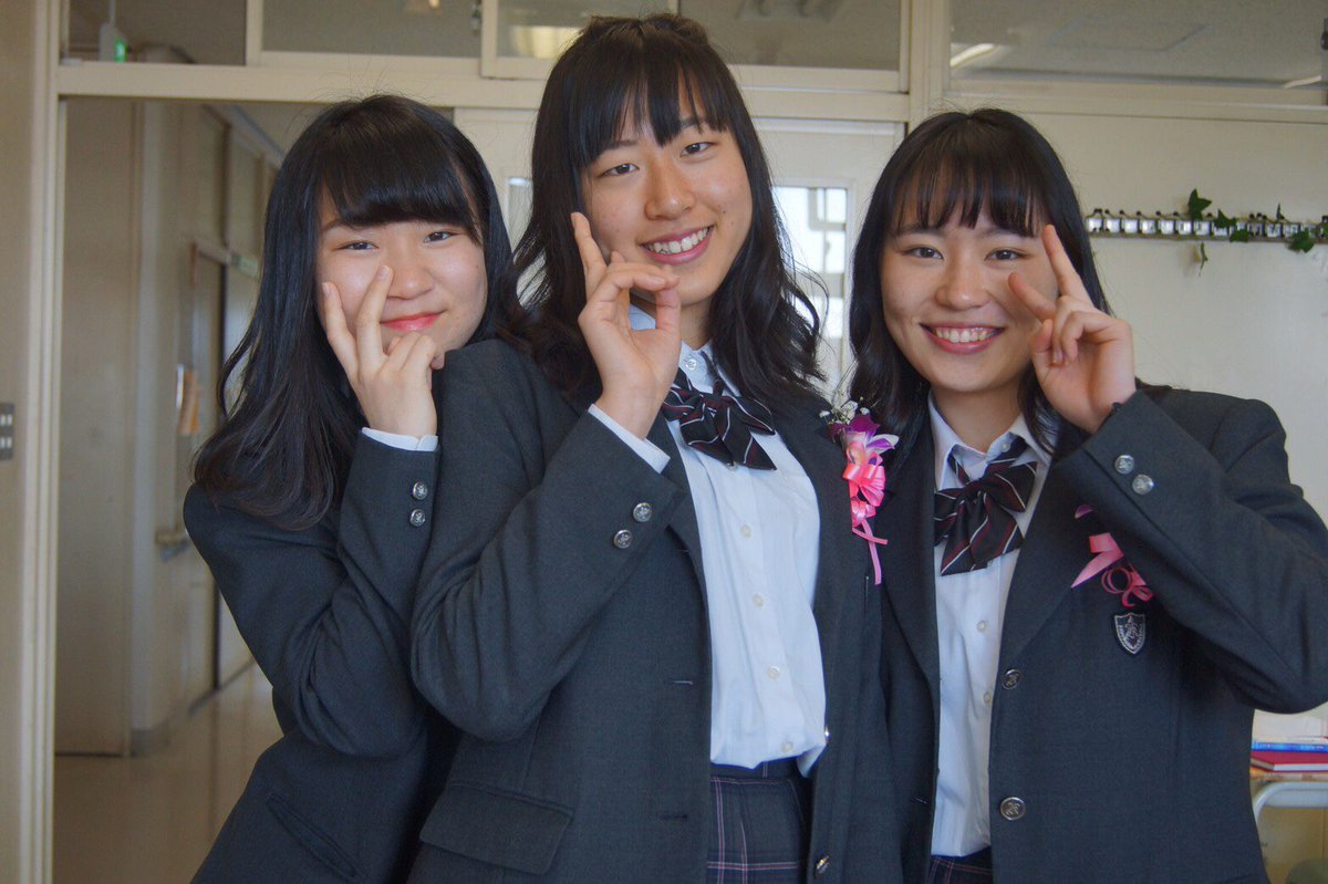 RIERU_RITA's tweet photo. 3月9日に高校卒業しました🌸
勉強!勉強!勉強!な厳しい学校で嫌になって投げ出したくなることもたくさんあったけれど、素敵な友達や部活仲間に出会えて素敵な思い出たくさんつくれて…今思うと小平高校でよかったなあって思える3年間でした☺︎❤︎
ぱぱままここまで見守ってくれてありがとう！ https://t.co/UXDhFeqwHM