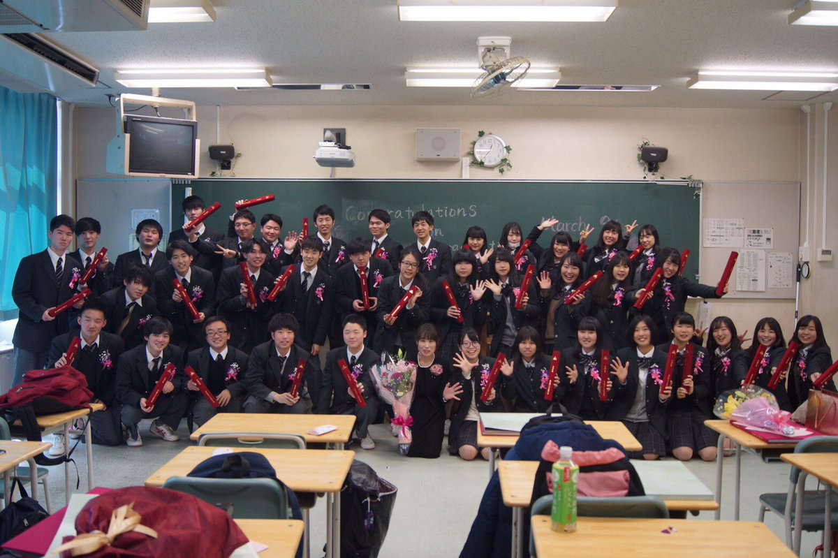 RIERU_RITA's tweet photo. 3月9日に高校卒業しました🌸
勉強!勉強!勉強!な厳しい学校で嫌になって投げ出したくなることもたくさんあったけれど、素敵な友達や部活仲間に出会えて素敵な思い出たくさんつくれて…今思うと小平高校でよかったなあって思える3年間でした☺︎❤︎
ぱぱままここまで見守ってくれてありがとう！ https://t.co/UXDhFeqwHM