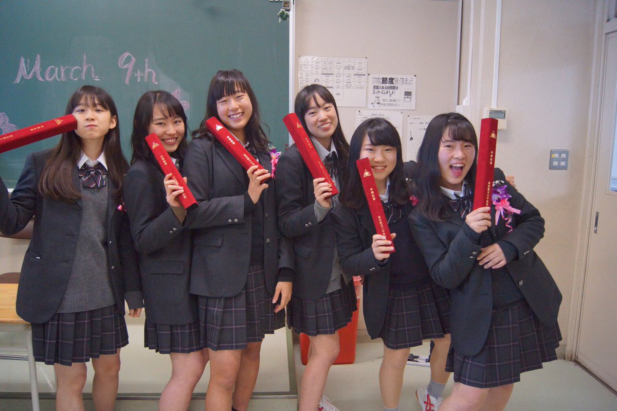 RIERU_RITA's tweet photo. 3月9日に高校卒業しました🌸
勉強!勉強!勉強!な厳しい学校で嫌になって投げ出したくなることもたくさんあったけれど、素敵な友達や部活仲間に出会えて素敵な思い出たくさんつくれて…今思うと小平高校でよかったなあって思える3年間でした☺︎❤︎
ぱぱままここまで見守ってくれてありがとう！ https://t.co/UXDhFeqwHM
