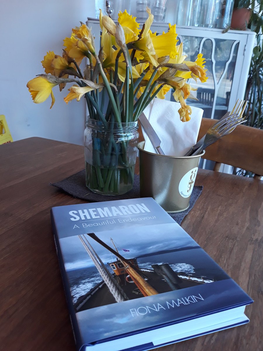 ringnetter's tweet photo. Selling books over coffee in Greyjoysofgosforth. What a lovely start to the week! #Mondaymotivation #Shemaron #indieauthor https://t.co/IYKjUJczUt