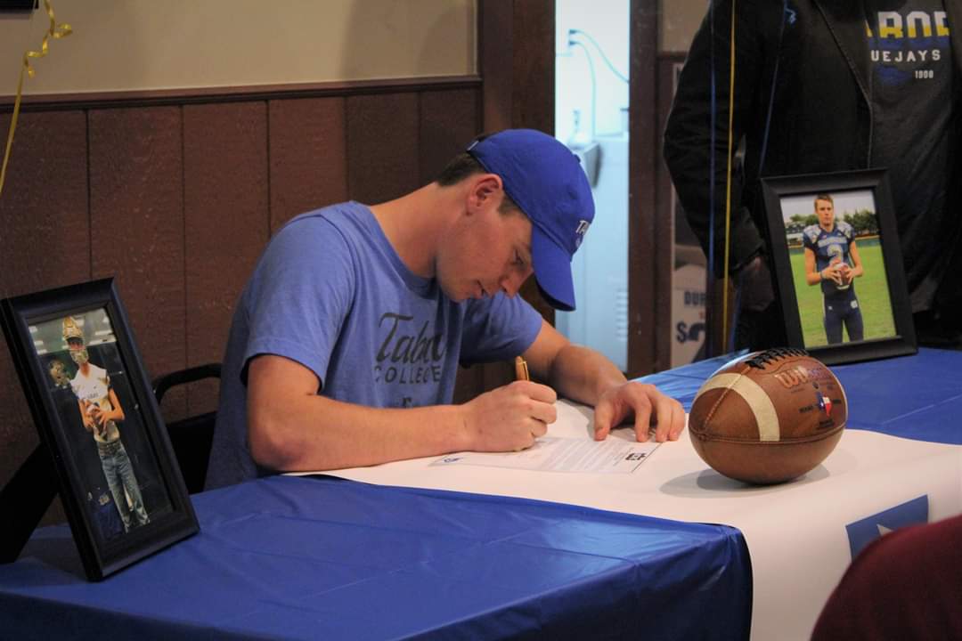 ATLASTeam3's tweet photo. Congrats to @Austin_Seal &amp; Family on signing to further your Academic @TaborCollege &amp; FB @Tabor_Football! It's been an honor being your HC &amp; help you in the recruiting process. Congrats to Coach Scott &amp; Wager who started it all in MS. @CoachConnaught1 @CoachHeimann @CoachCJHill https://t.co/cl7bBfXZy0