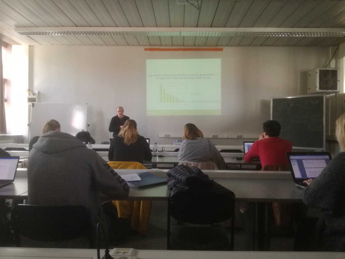M_Chys's tweet image. @BenezechPihm of @Inra_France introducing our students @UGent #CampusKortrijk into the world of #HygienicDesign during the course of bioprocess technology. A nice exchange within the #VEGiTEC framework. @InterregFWVL @interreg_gotoS3