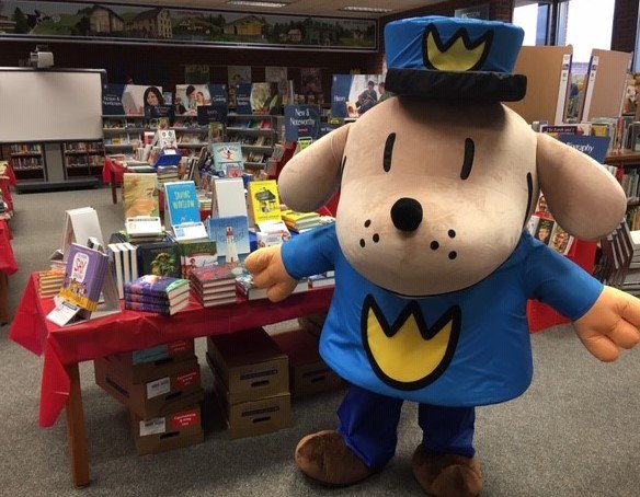 SCESLibrary_VA's tweet photo. You never know who you're going to meet at the @Scholastic Book Fair. #SCES19 #ScholasticBookFair https://t.co/Uxg5m5tF84