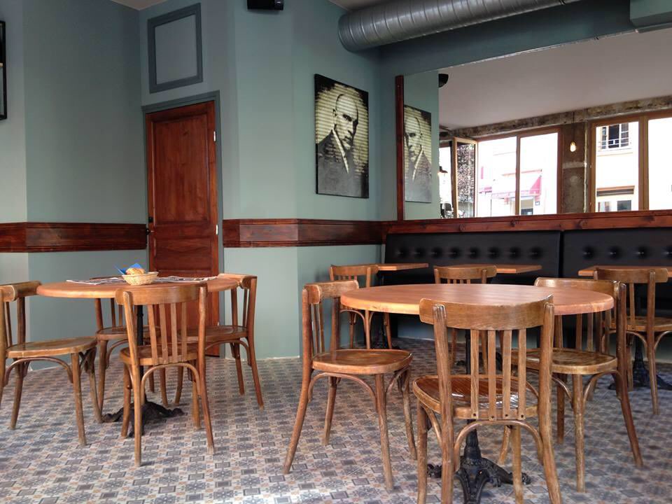 Les innocents, 113 rue Sébastien Gryphe, 69007. Ambiance très conviviale, planches à partager très garnies. 15/20 euros.