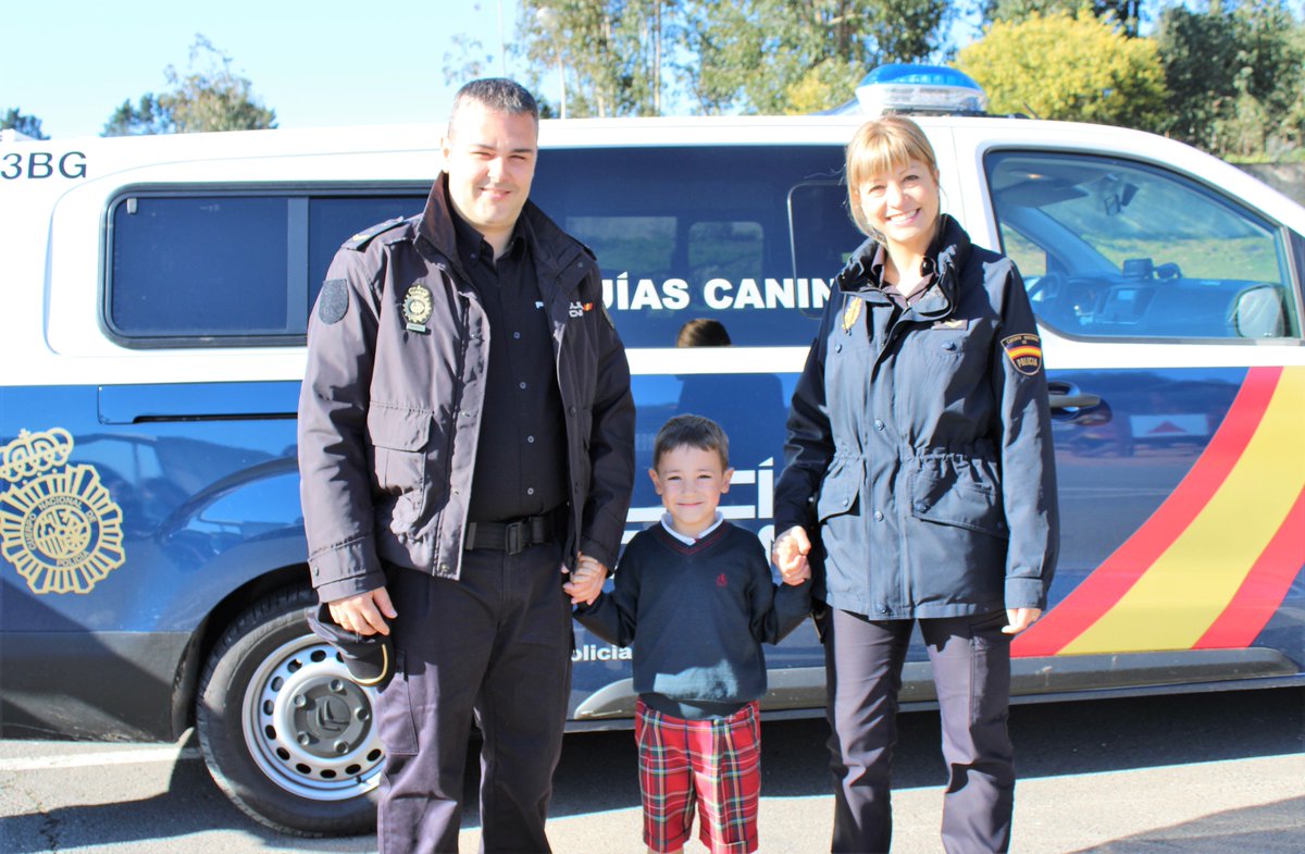 MontespinoEdu's tweet photo. Hoy hemos tenido una visita muy especial: padres @policia 👮♀️👮♂️de #Infantil han venido a contarnos cómo ayudan a los demás #PerrosPolicía @SeguridadCoruna #PonTusTalentosAlServicioDeLosDemás #ToBeMoreForOthers #PadresImplicados #Valores #FormaciónCompleta #InfantilBilingüe #Coruña https://t.co/OqoVLKOpaM