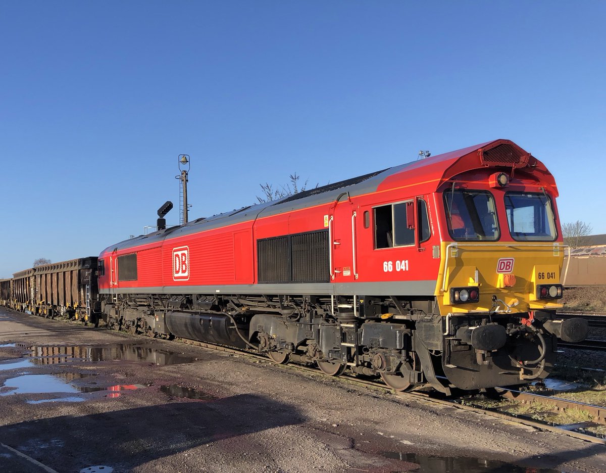 DBCargoUK's tweet photo. Today marks the start of a new service we are running for our customer GRS transporting soil from Bow to Burton. It will run five times a week and the soil will be used to fill a nearby quarry #DBCargoUK #FirstChoiceForRailFreight https://t.co/4gmzXGFKe1