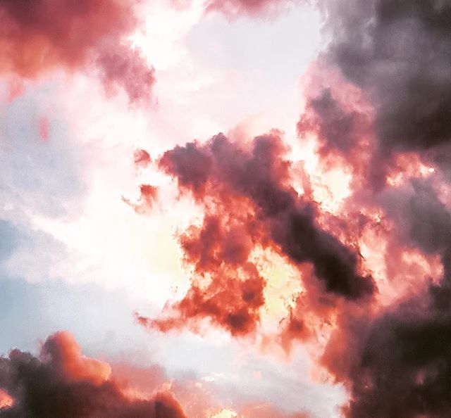 AshleeR_H's tweet photo. Head in the clouds...it’s ok to leave earth for a while, right?
.
#dreaming #definitelymonday #wanderlust https://t.co/b5WndXtRxC https://t.co/k8ehZ48Mir