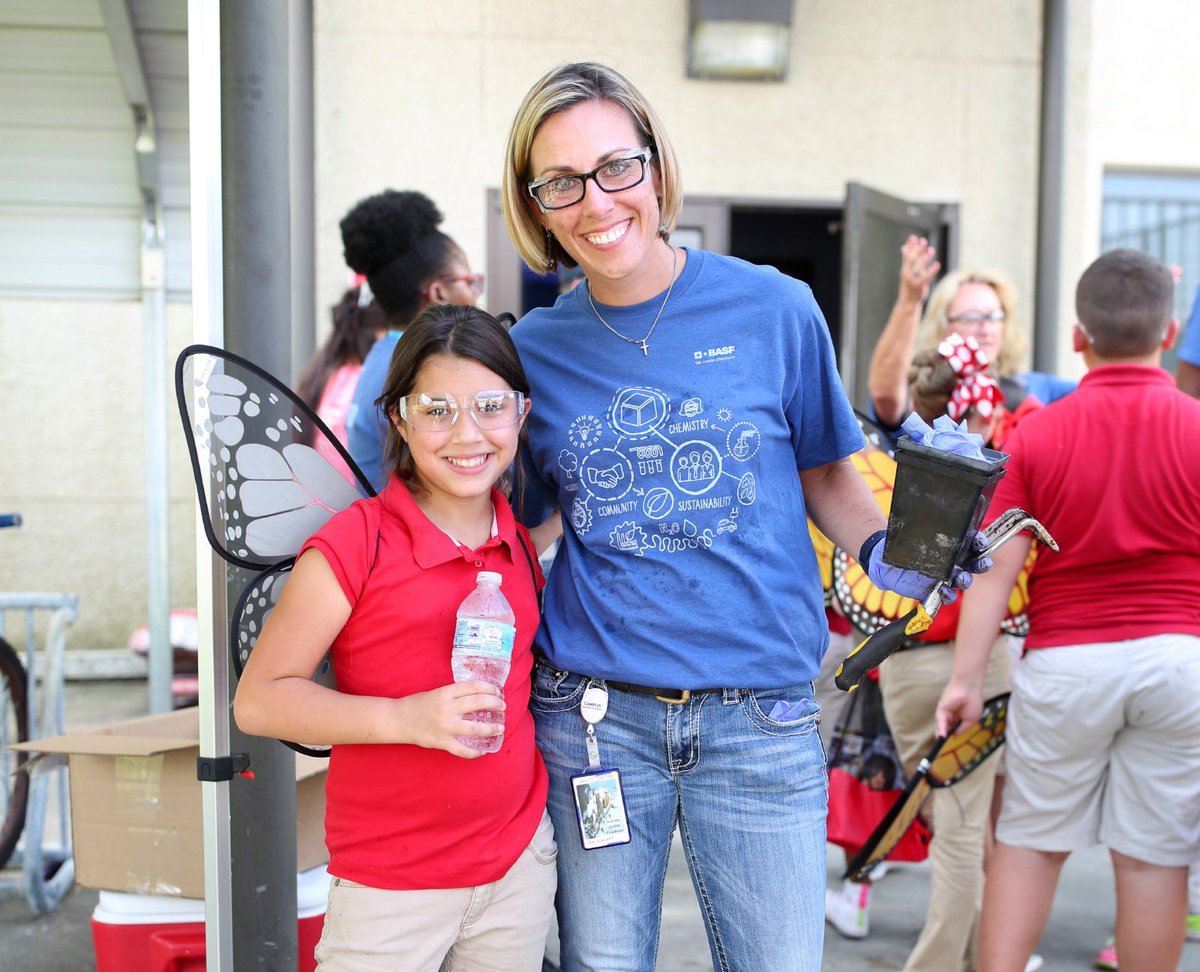 BASFCorporation's tweet photo. International companies are strengthening U.S. communities according to the new @OFII #ThriveReport https://t.co/2eSCDsaDnM. BASF is promoting #STEM education with programs like our Kids' Lab that bring chemistry into local classrooms and community science centers. #FDIintheUSA https://t.co/foOt9XUh0K