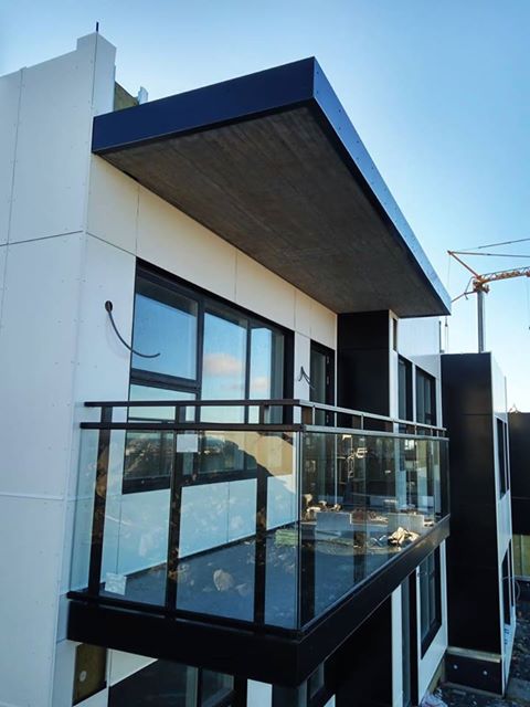 Fallegar svalir frágengnar og uppkomnar á Brekkugötu í Urriðaholti. sveinatunga.is #svalir