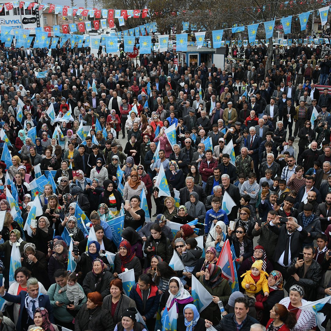 meral_aksener's tweet photo. Tokat #Turhal’a geldik.
Hangi kente gidersek gidelim, milletimizin beli ekonomik sıkıntılardan ötürü bükülmüş vaziyette.
Çalışan, üreten, gelişen bir Turhal için #İYİbelediyecilik prensipleri ile milletimize hizmet edeceğiz. https://t.co/O9qqgDAU8f