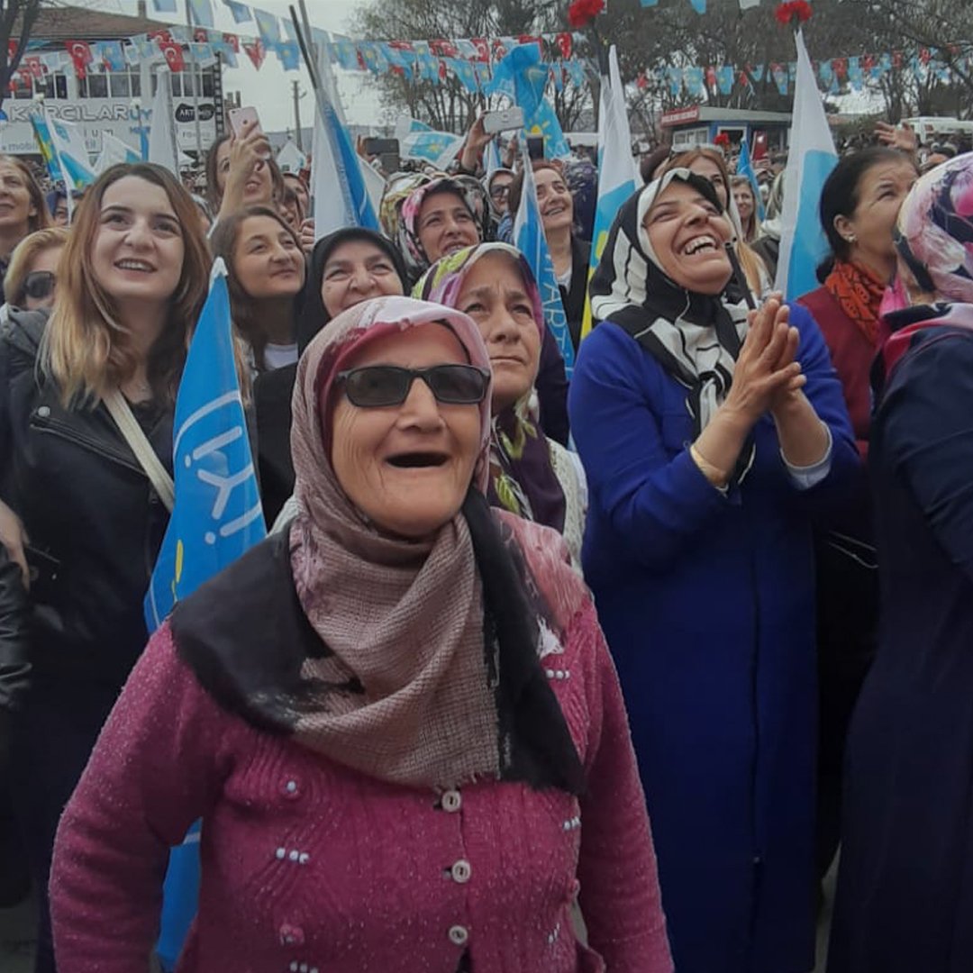 meral_aksener's tweet photo. Tokat #Turhal’a geldik.
Hangi kente gidersek gidelim, milletimizin beli ekonomik sıkıntılardan ötürü bükülmüş vaziyette.
Çalışan, üreten, gelişen bir Turhal için #İYİbelediyecilik prensipleri ile milletimize hizmet edeceğiz. https://t.co/O9qqgDAU8f