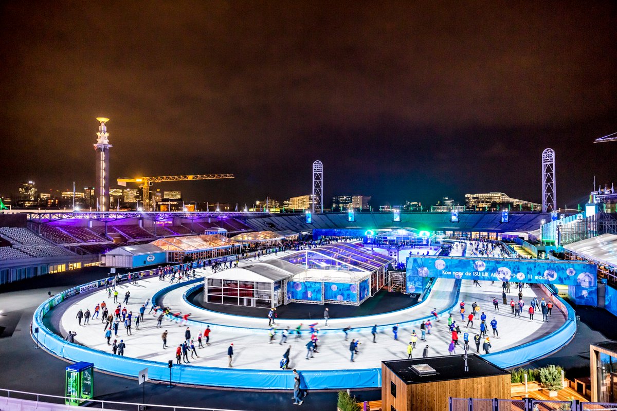 Vandaag 1 jaar geleden sloten wij de ISU WK Allround af. Vond jij de De Coolste Baan van Nederland ook het Coolste Event? Breng dan je stem uit en help ons een <a href="/GoudenGiraffe/">Gouden Giraffe</a> Event Award winnen! 🏆 #goudengiraffe  #CBvNL gouden-giraffe.nl/stemmen.html