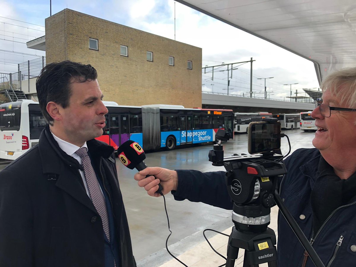 MT @BerenddeVries Vanmorgen samen met <a href="/cavandermaat/">Christophe van der Maat</a> het nieuwe Tilburgse busstation mogen openen! Het is een prachtig, uitnodigend, droog, groen én duurzaam station geworden. Compliment aan <a href="/cepezed/">cepezed</a> voor ontwerp en <a href="/BAMInfra_nl/">BAM Infra</a> voor uitvoering. Dank aan <a href="/ProvincieNB/">Noord-Brabant</a> voor de steun
