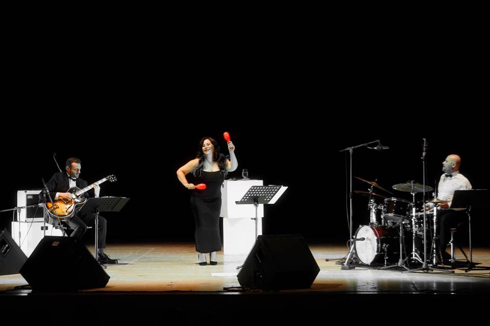 APPUNTAMENTO CON UNA SERATA ALL'INSEGNA DELLE
CANZONI DELLO #SWING ITALIANO
Prenota per tempo 0677076486 - 0677204149 (15,30/20,00) info@teatrolospazio.it

Sabato 16 MARZO
ore 22.30
Daniela Terreri TRIO in
"BACIAMI PICCINA”
le canzoni dello Swing Italiano