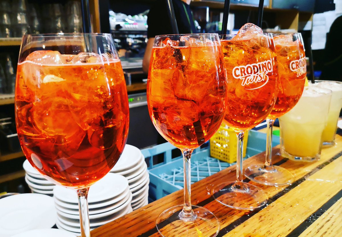 ML_bistrot's tweet photo. Chi vuole uno spritz?? 😉🍹#drink #instadrink #instafood #monday #HappyHour https://t.co/aWg6I8Wr92