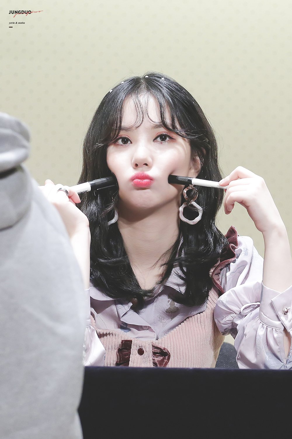 D1YccHuUwAAjcnC.jpg:large