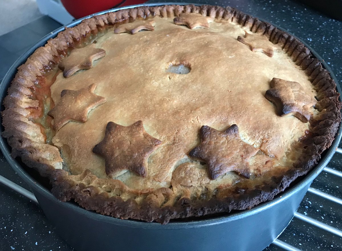 Starting off British Pie Week with this 4 kilo monster - one of our favourite buffet centrepieces...here’s our recipe: howtofeast.com/home-cooking/e…