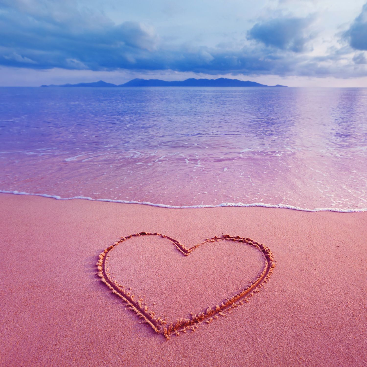 Resortline ギリシャ クレタ島にあるエラフォニシビーチは ピンク色をした珍しくて可愛すぎる砂浜で 世界中のハネムーナーや観光客から人気を博しています 遠浅で透き通ったクリアブルーの美しい海とピンクサンドのグラデーションは とても