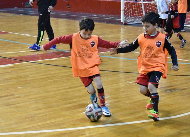 FutsalNewells's tweet photo. ⚽🔴⚫ ¡Vuelve la #EscuelaDeFutsal de #Newells!
Si tenés entre 4 y 16 años, podes aprender a jugar #Futsal y hacer amigos con los colores de tus amores.
🆕 Agregamos este año una nueva sede en Club Onkel (Cazadores 2752)
📲 Podes dejarnos tu consulta por Whatsapp al 3417209915. https://t.co/1oeTZqaJAZ