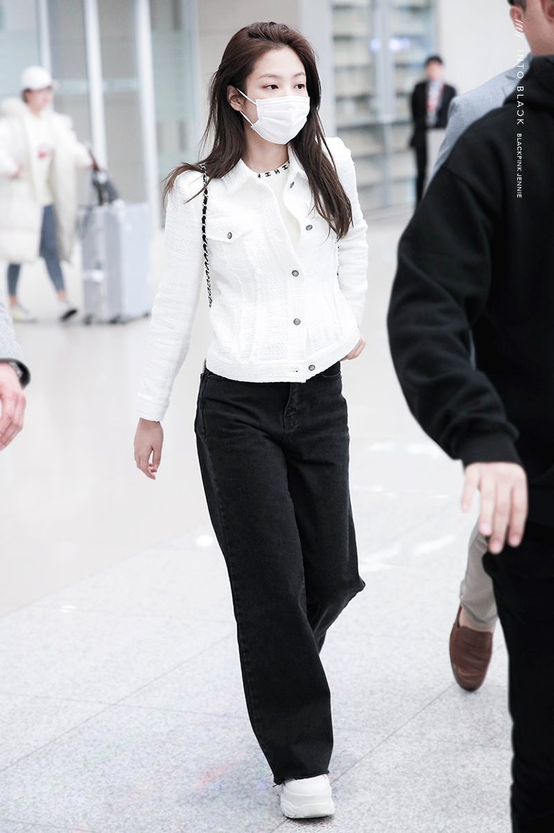 omfgblinkonce's tweet photo. RT @IntoBlack1996: [🔥] 190307 인천국제공항 입국 ✈️✈️✈️

#제니 #JENNIE #블랙핑크 #BLACKPINK #🖤💖 https://t.co/Km088EORis